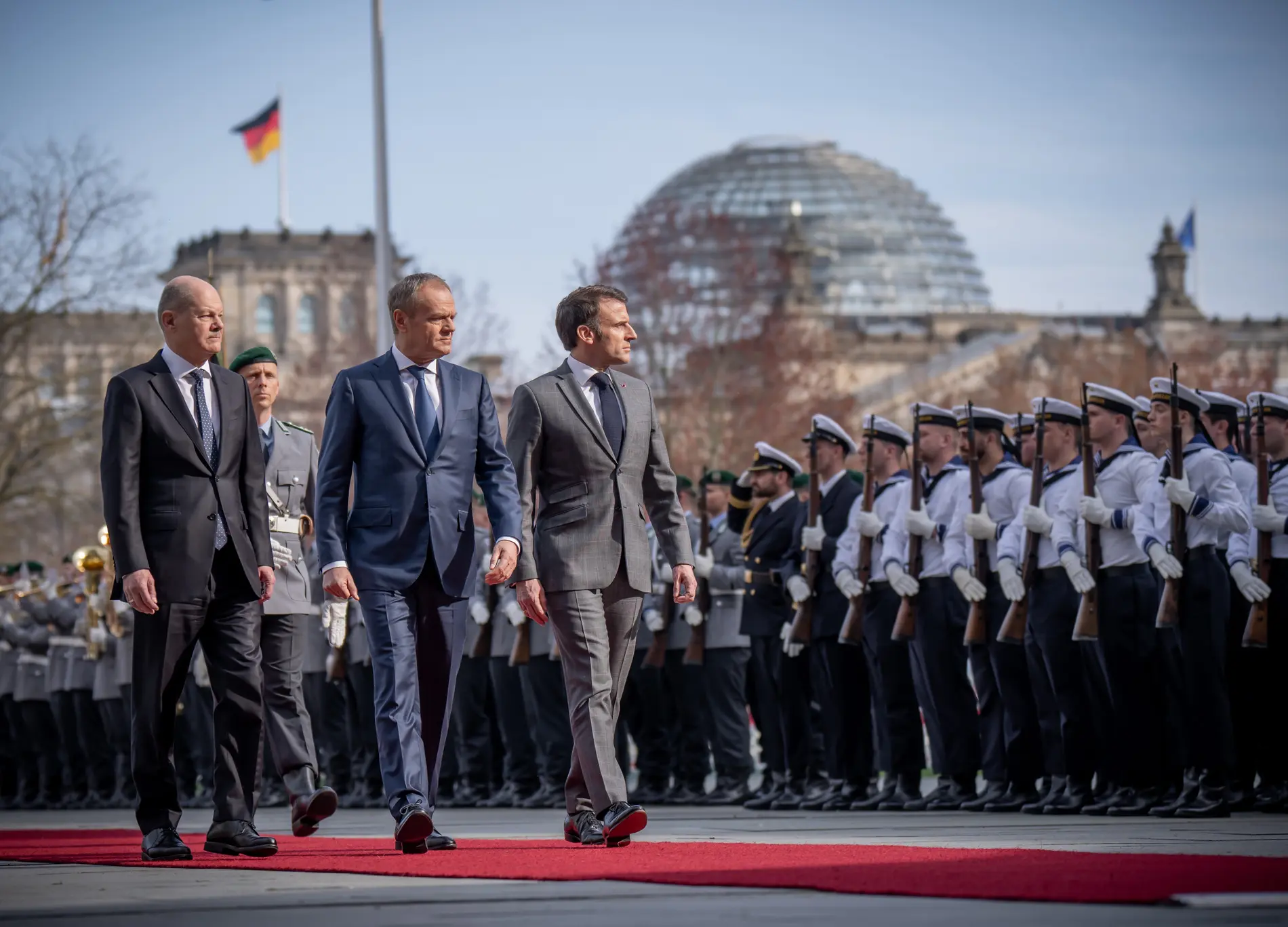 Olaf Scholz empfängt Emmanuel Macron und Donald Tusk vor dem Kanzleramt zu einem gemeinsamen Treffen.