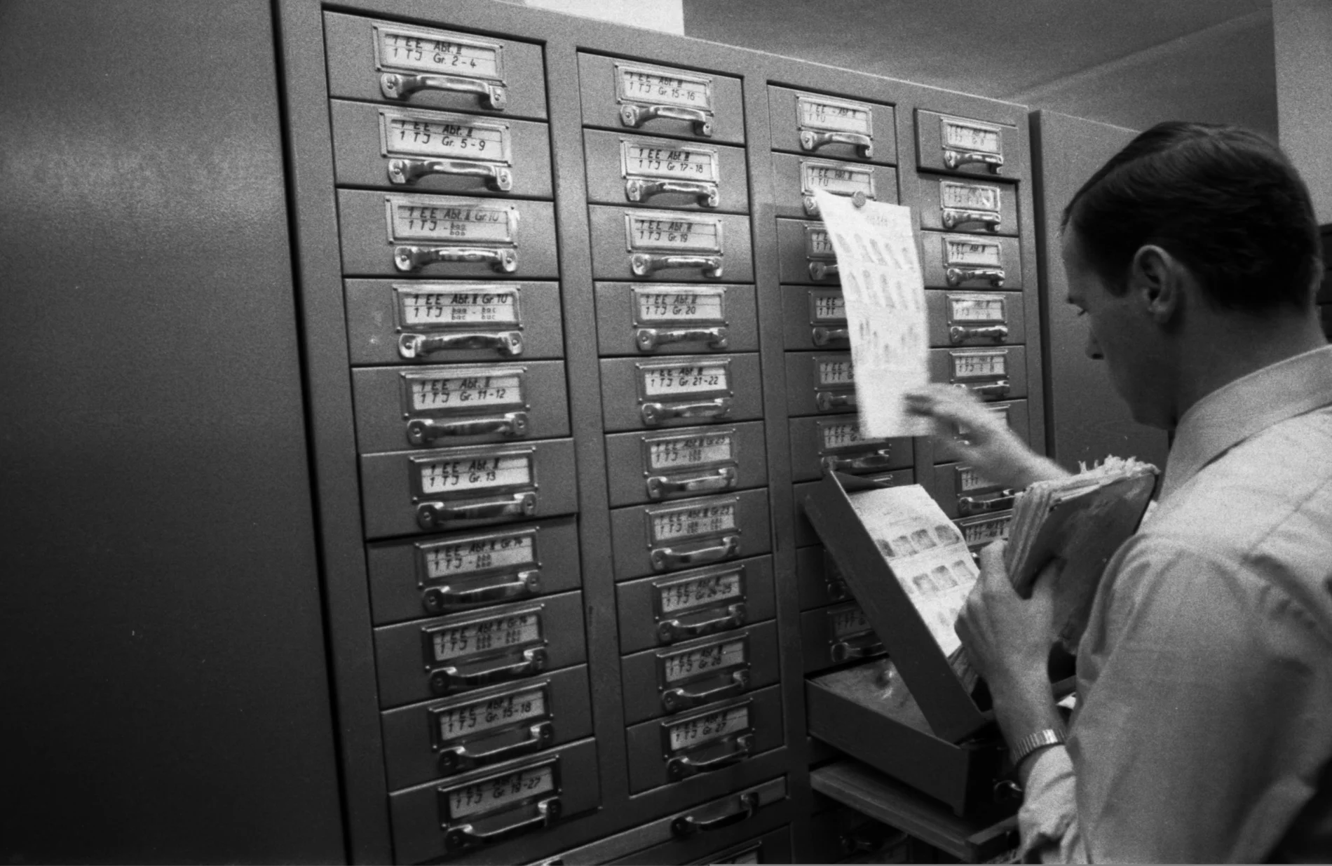 Ein BKA-Beamter blättert in der Kartei für Fingerabdrücke