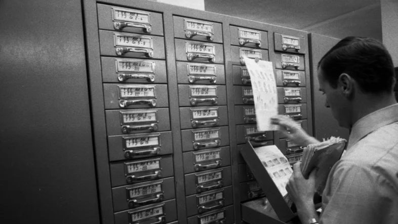 Ein BKA-Beamter blättert in der Kartei für Fingerabdrücke