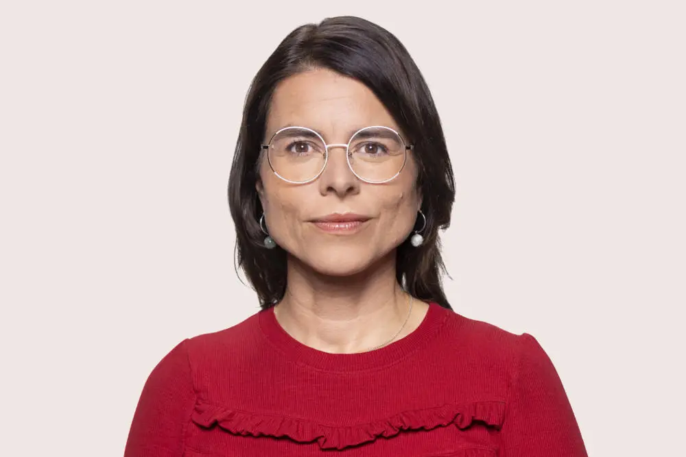 Katrin Zschau (SPD) Porträt von Katrin Zschau im roten Oberteil