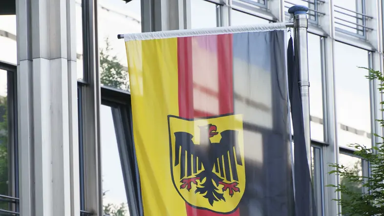 Die Bundesdienstflagge Deutschlands hängt vor dem Bundeskriminalamt (BKA).