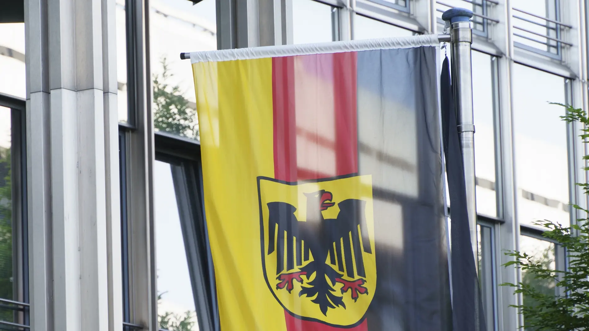 Die Bundesdienstflagge Deutschlands hängt vor dem Bundeskriminalamt (BKA).