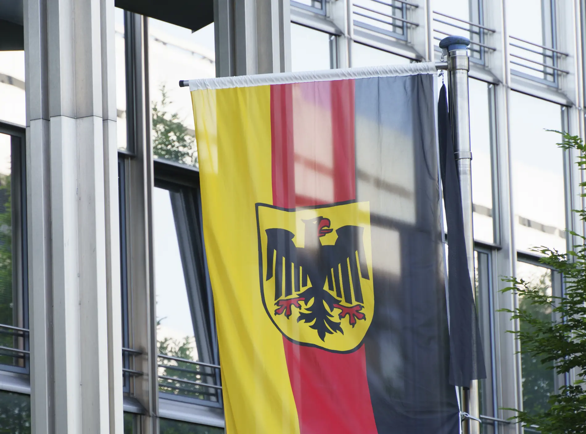 Bundeskriminalamt Die Bundesdienstflagge Deutschlands hängt vor dem Bundeskriminalamt (BKA).