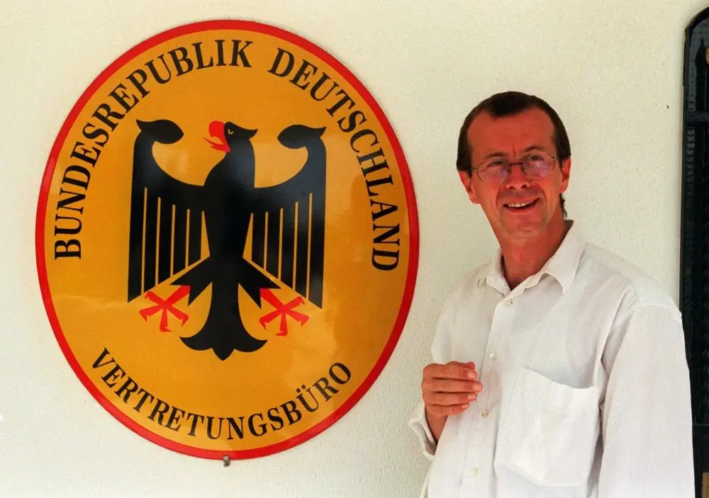 Deutsche Vertretung in Palästina eröffnet Leiter der deutschen Vertretung in Jericho vor dem Schild der Vertretung (1995)