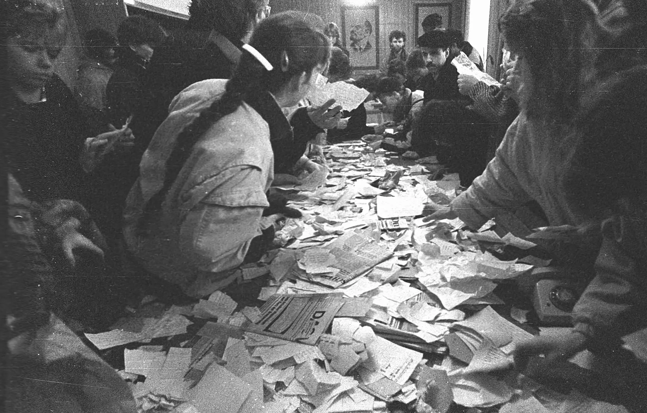 Stasi-Zentrale in Erfurt Menschen stehen am 04.12.1989 in der Stasi-Zentrale in Erfurt