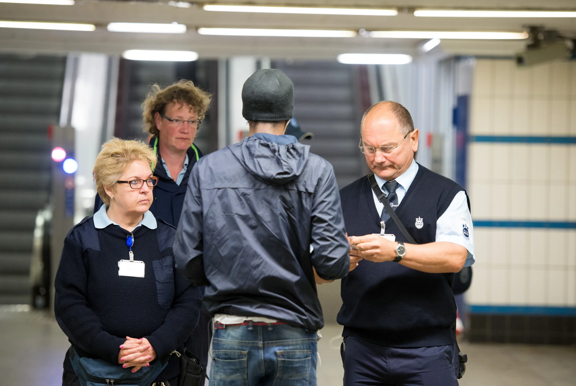 Mitarbeiter der Hochbahn überprüfen in Hamburg die Fahrscheine von Reisenden