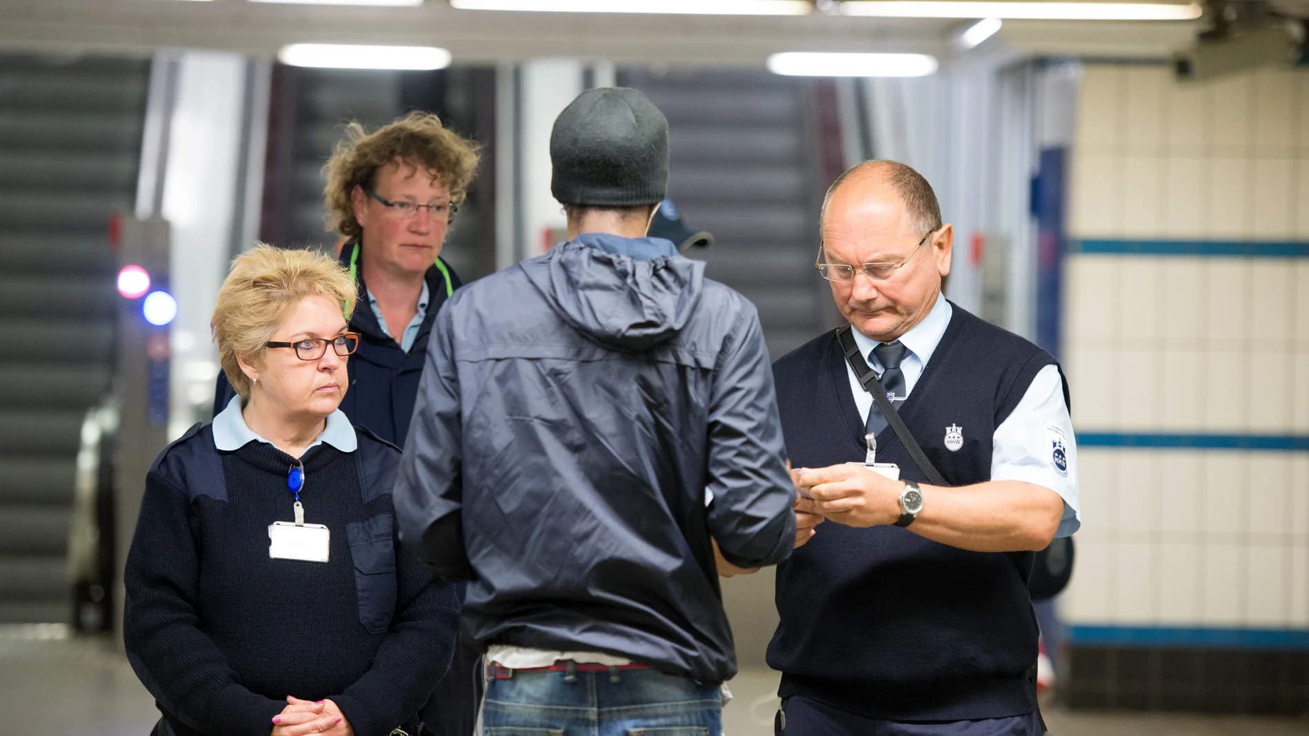 Mitarbeiter der Hochbahn überprüfen in Hamburg die Fahrscheine von Reisenden