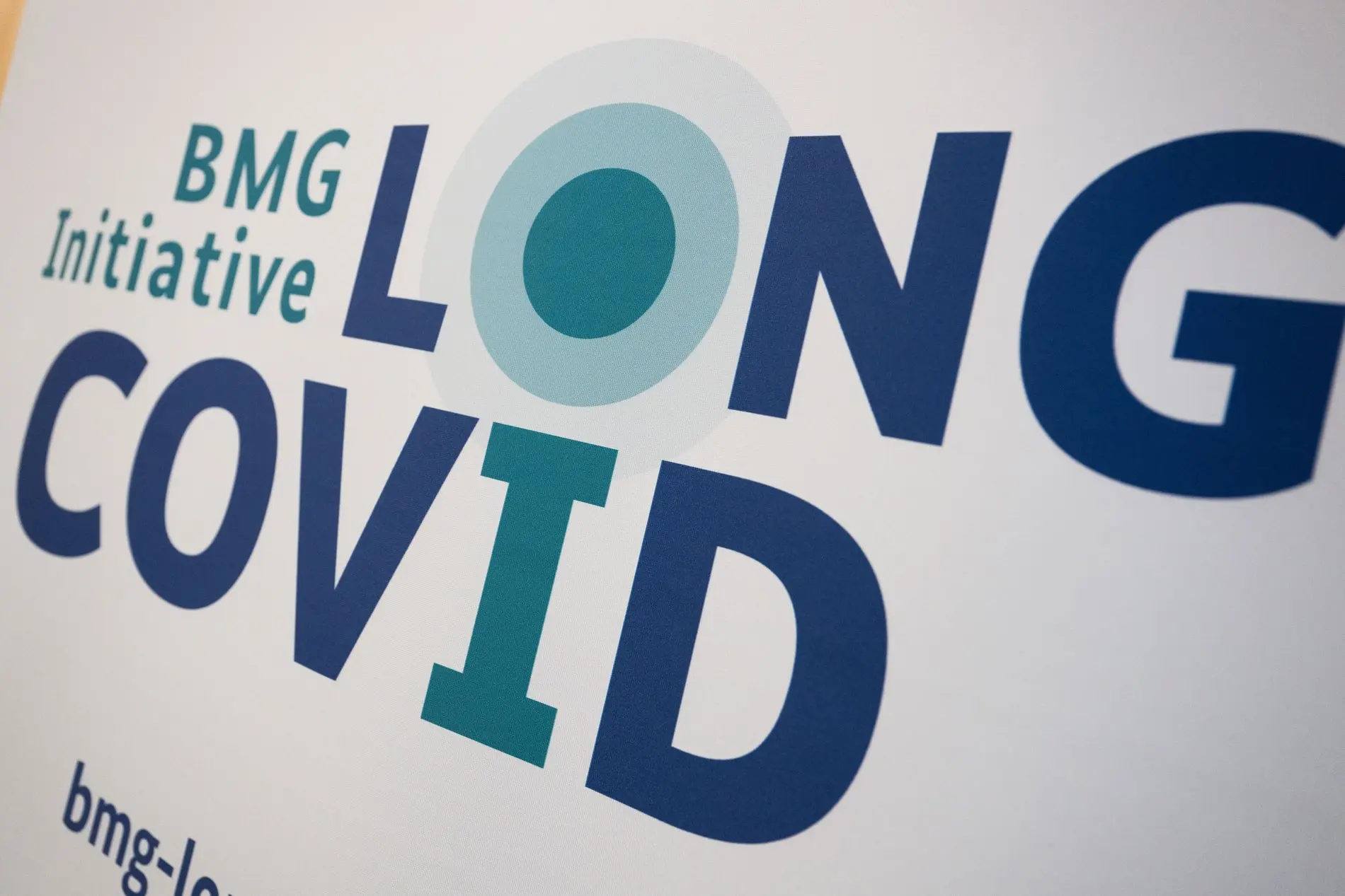 "BMG Initiative Long Covid" "BMG Initiative Long Covid" steht auf einem Aufsteller