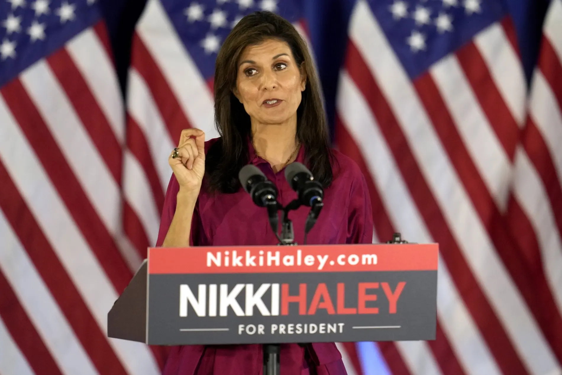Nikki Haley Nikki Haley am Rednerpult mit erklärender Geste
