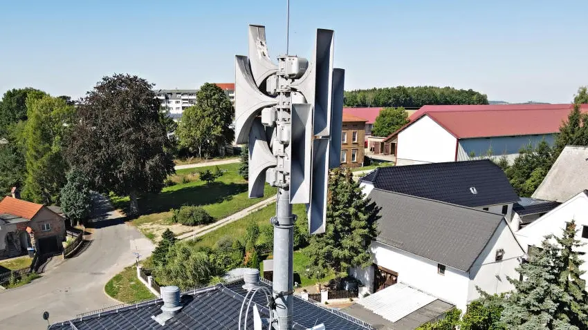 Modernisierung der Warnstrukturen geplant Eine Alarmsirene auf einem Dach über einem Wohngebiet in Thüringen.