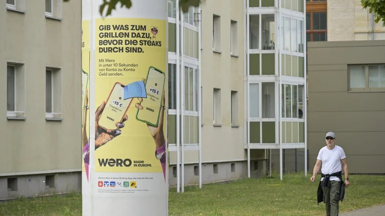 Litfaßsäule mit Werbung für WERO