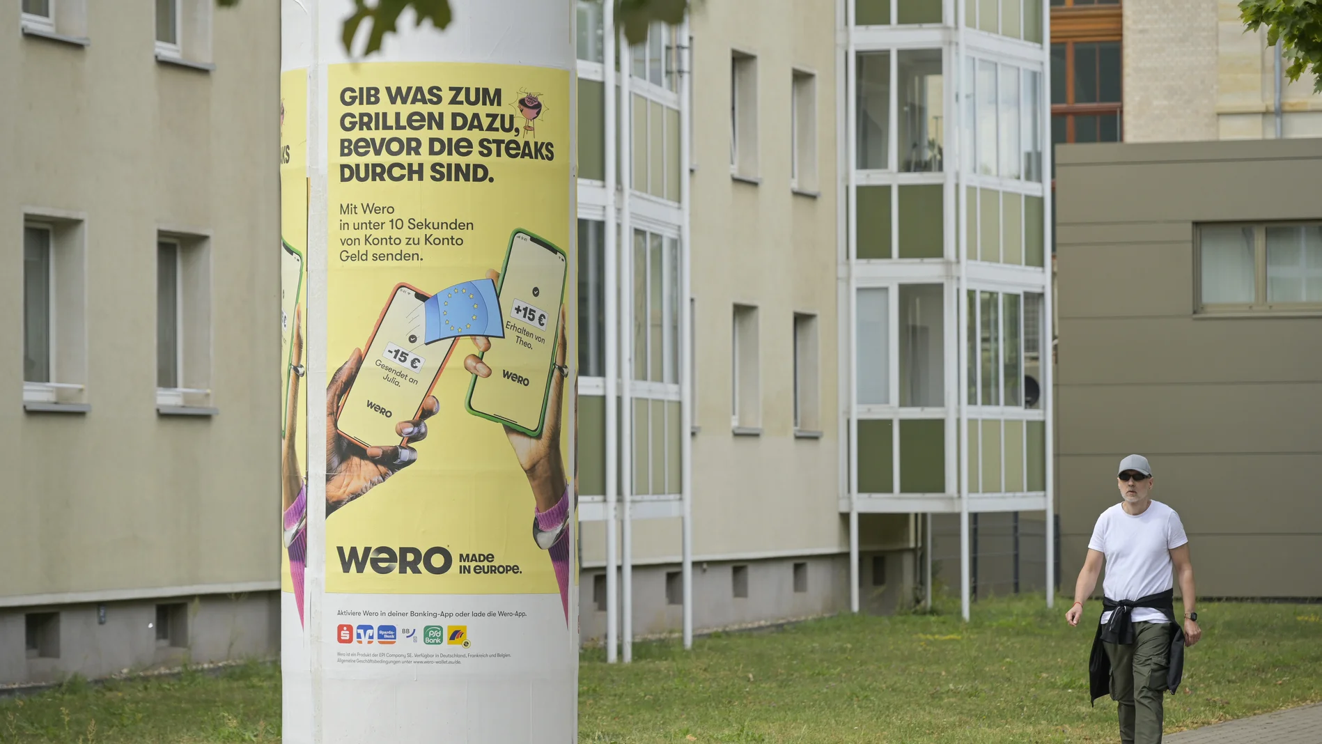 Litfaßsäule mit Werbung für WERO