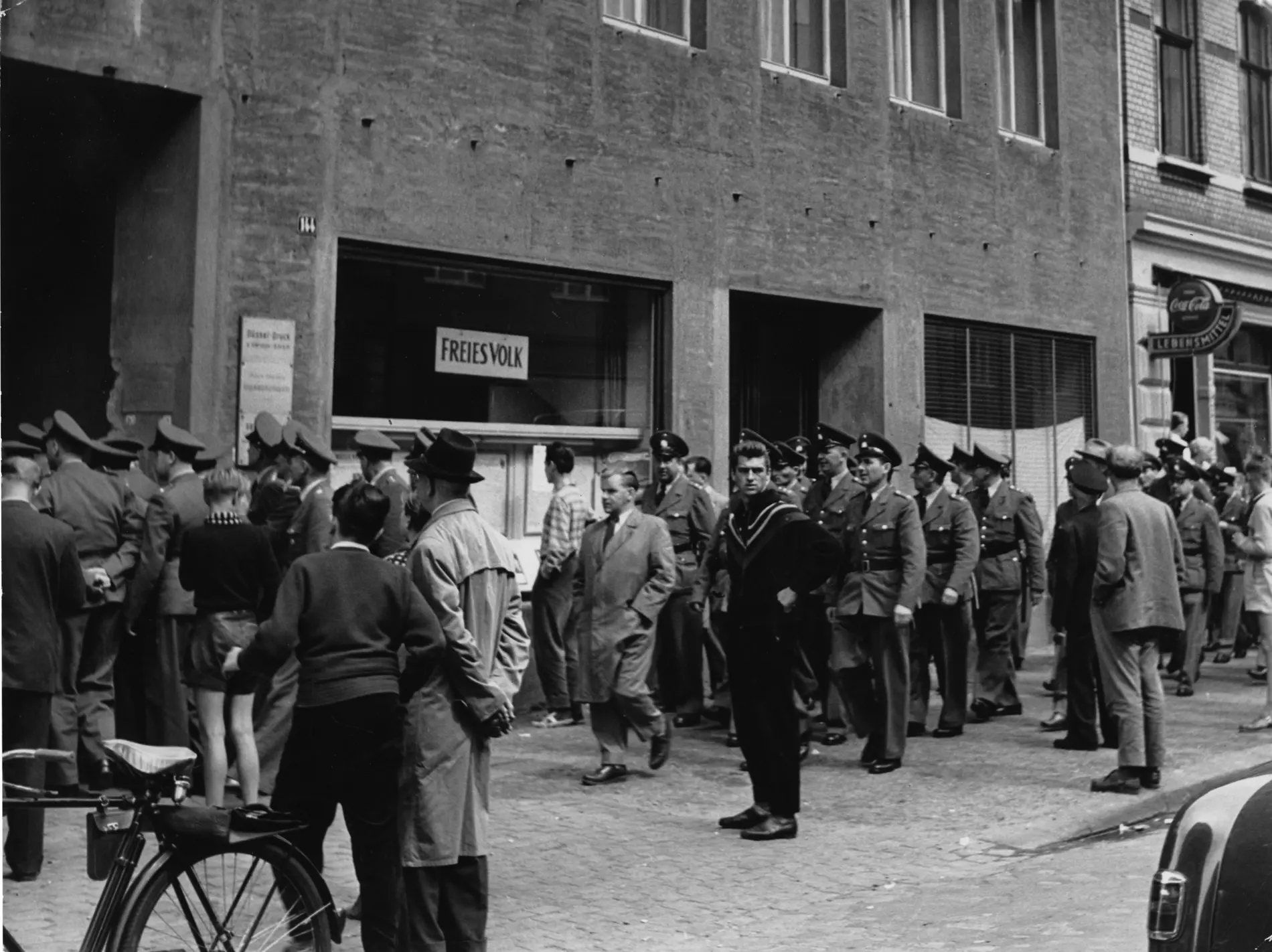 KPD-Verbot Polizei vor der KPD-Parteizentrale nach dem Parteiverbot