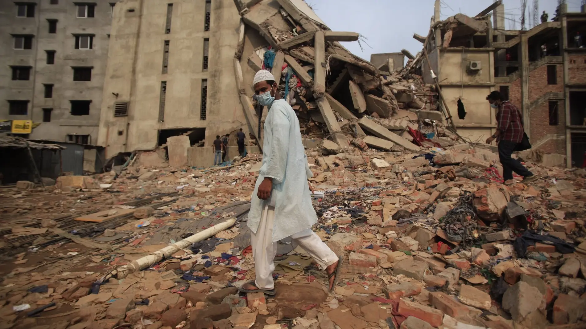 Einsturz des Fabrikgebäudes Rana Plaza in Bangladesh 2013 stürzte das mehrstöckige Fabrikgebäude Rana Plaza in Bangladesh ein.
