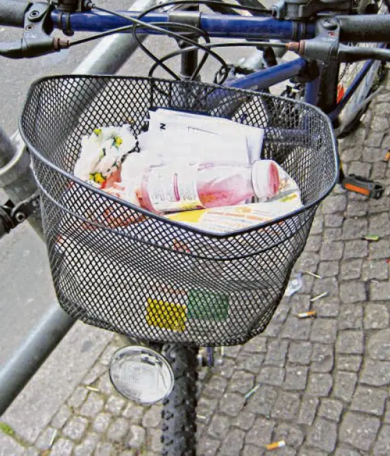 Ein Fahrradkorb als Abfalleimer.