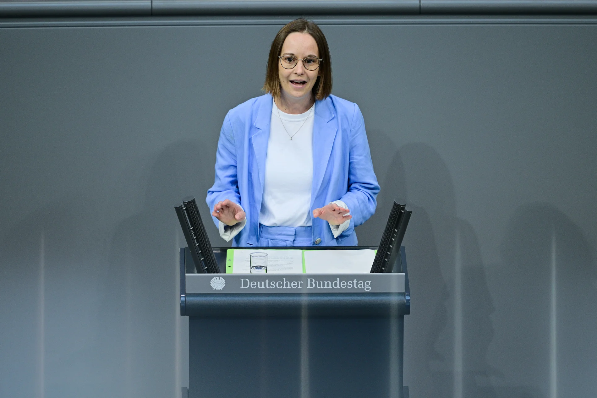 Lena Gumnior am Rednerpult