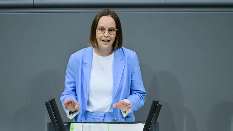 Lena Gumnior am Rednerpult