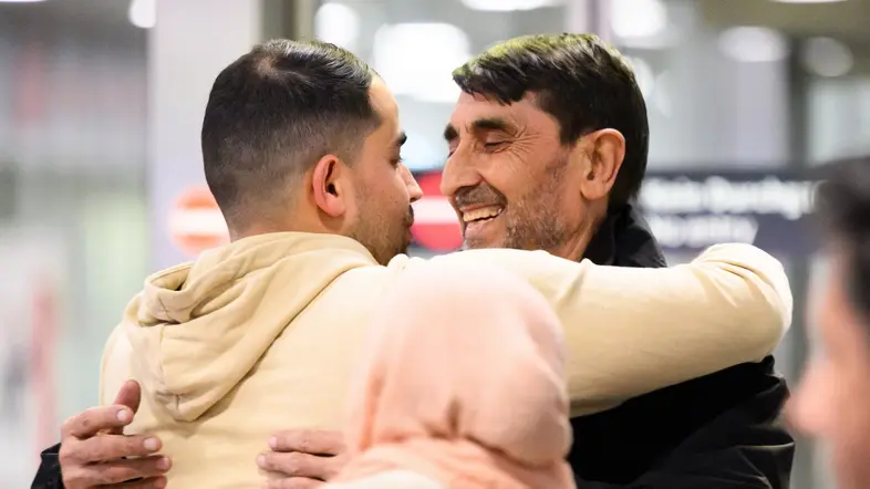 Moein Abasin begrüßt im Flughafen Hannover seinen Vater, der als Afghane Teil des Bundesaufnahmeprogrammen ist.