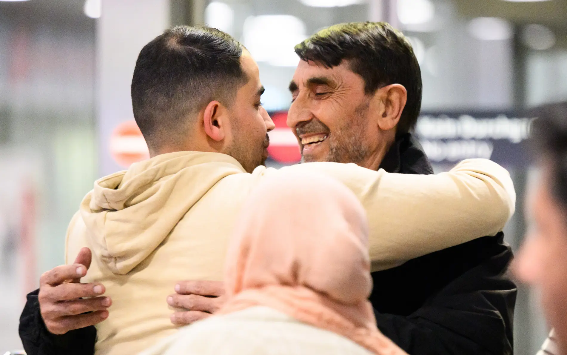 Moein Abasin begrüßt im Flughafen Hannover seinen Vater, der als Afghane Teil des Bundesaufnahmeprogrammen ist.