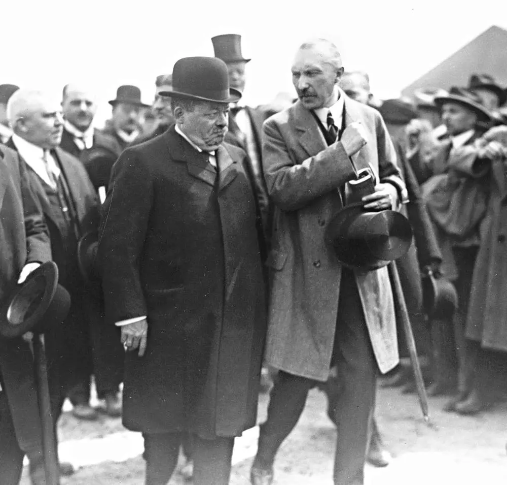 Reichspräsident Friedrich Ebert mit Kölner Oberbürgermeister und späteren Bundeskanzler Konrad Adenauer