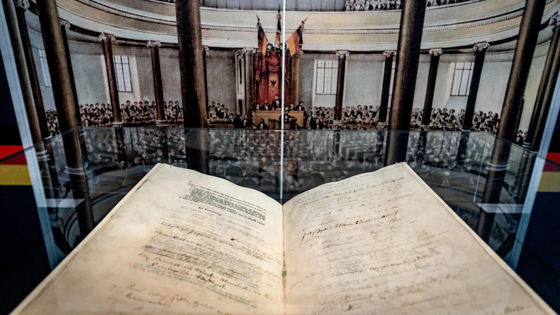 Die Paulskirchenverfassung Die Paulskirchenverfassung in einer Vitrine