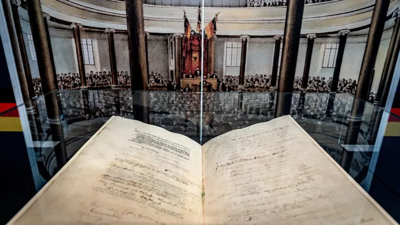 Die Paulskirchenverfassung in einer Vitrine