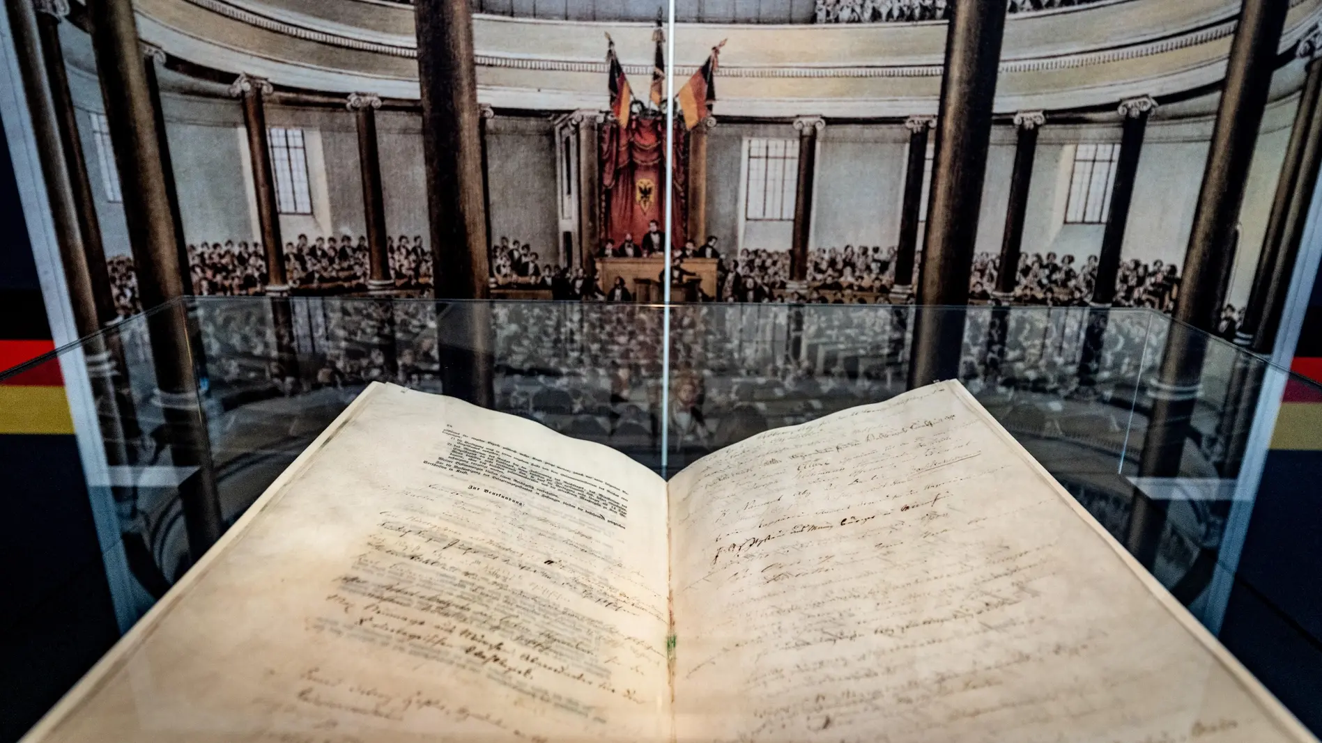 Die Paulskirchenverfassung in einer Vitrine