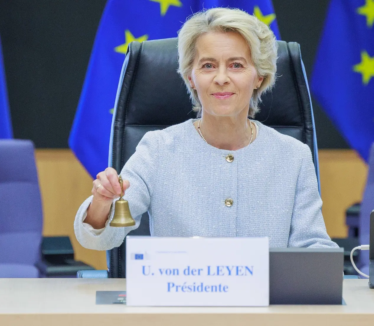 Ursula von der Leyen Ursula von der Leyen mit Glocke vor EU-Flaggen
