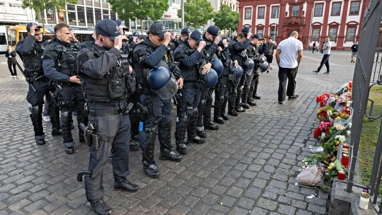Polizisten trauern auf dem Marktplatz in Mannheim um ihren getöteten Kollegen.