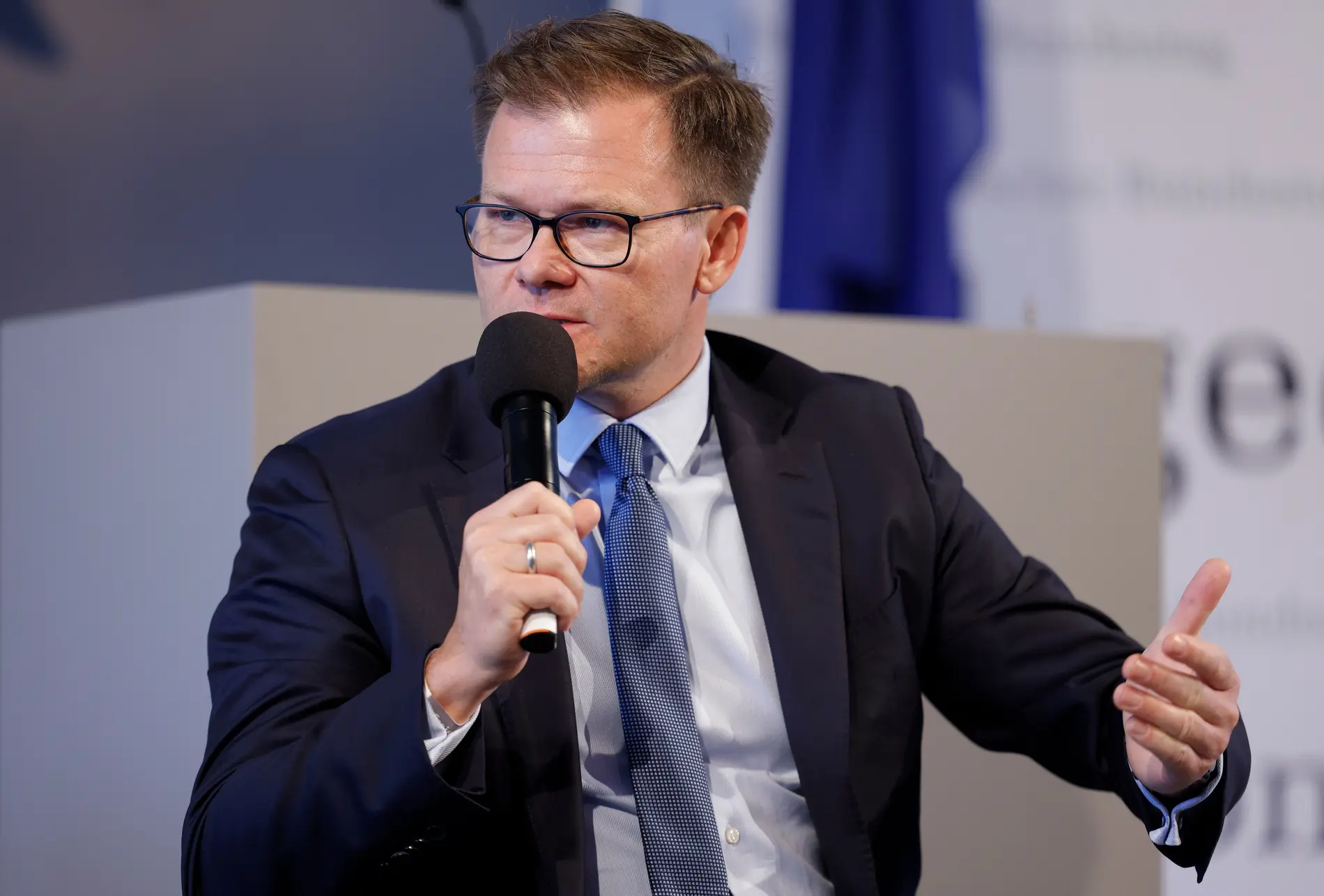 Carsten Schneider (SPD) Carsten Schneider im Gespräch im Forum Plenarsaal.