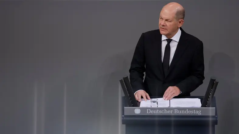 Bundeskanzler Olaf Scholz hält eine Rede im Bundestag