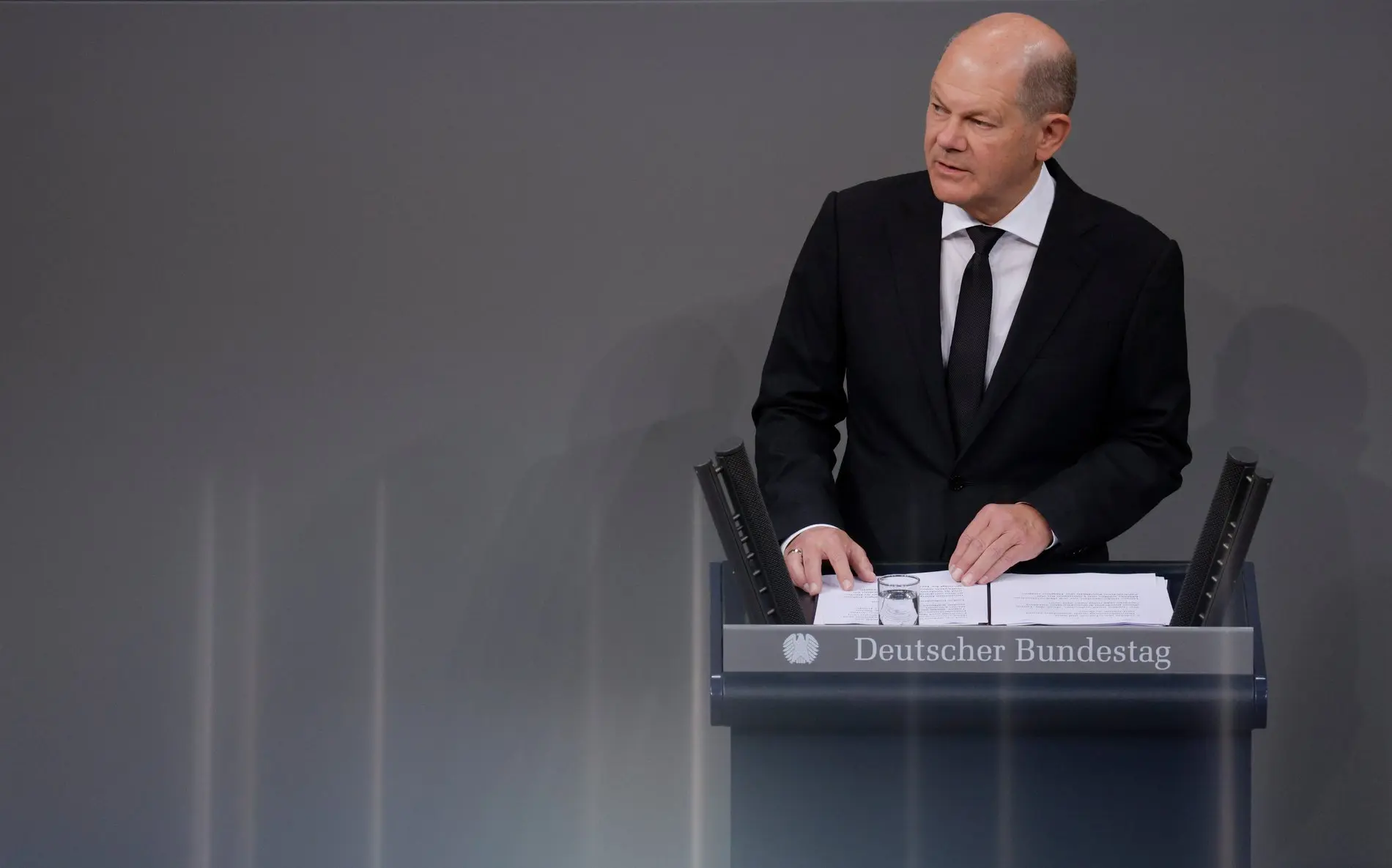 Bundeskanzler Olaf Scholz hält eine Rede im Bundestag