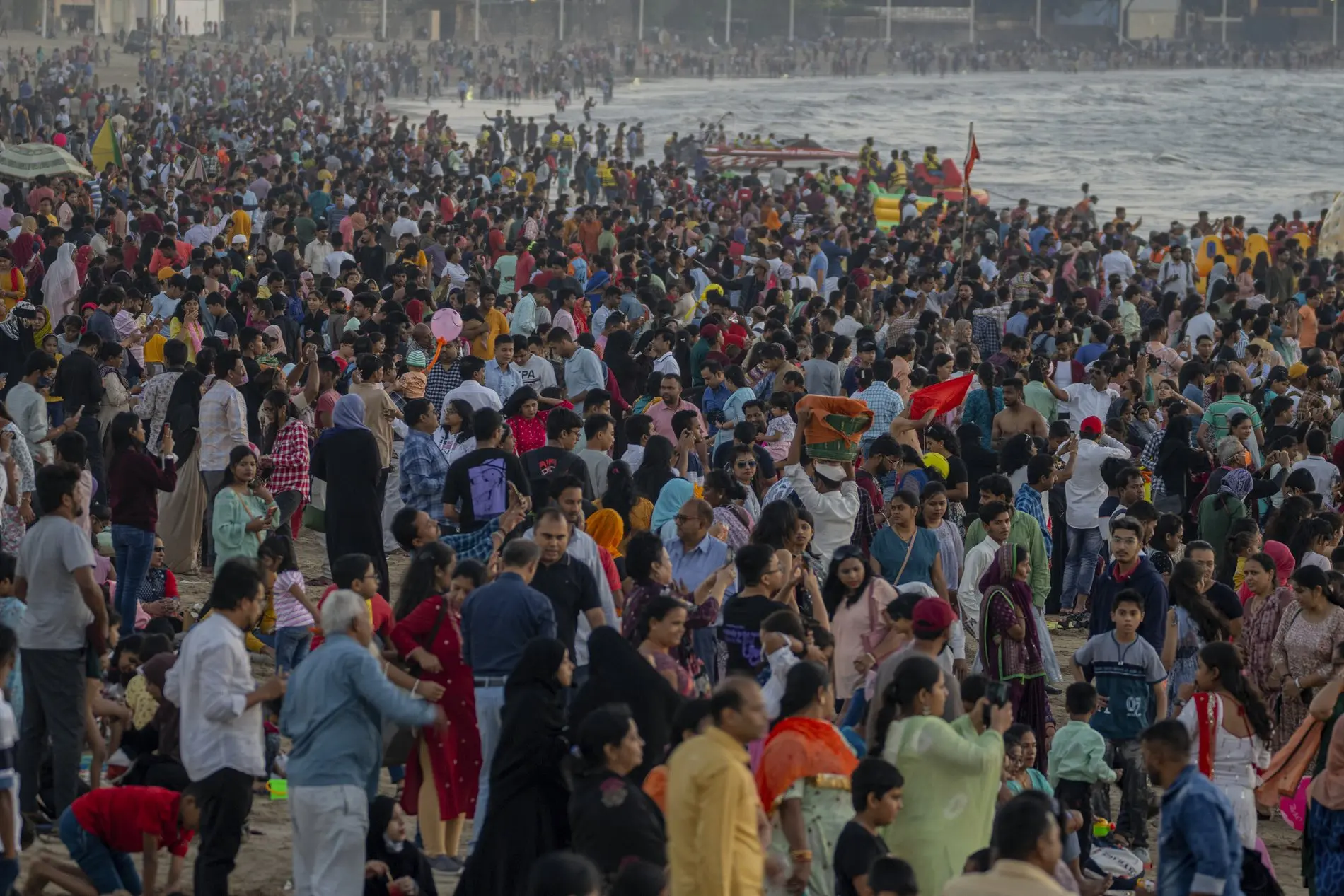 Menschenmassen am Strand in Mumbai