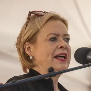 Gesine Lötzsch Gesine Lötzsch hält auf einer Bühne eine Ansprache.