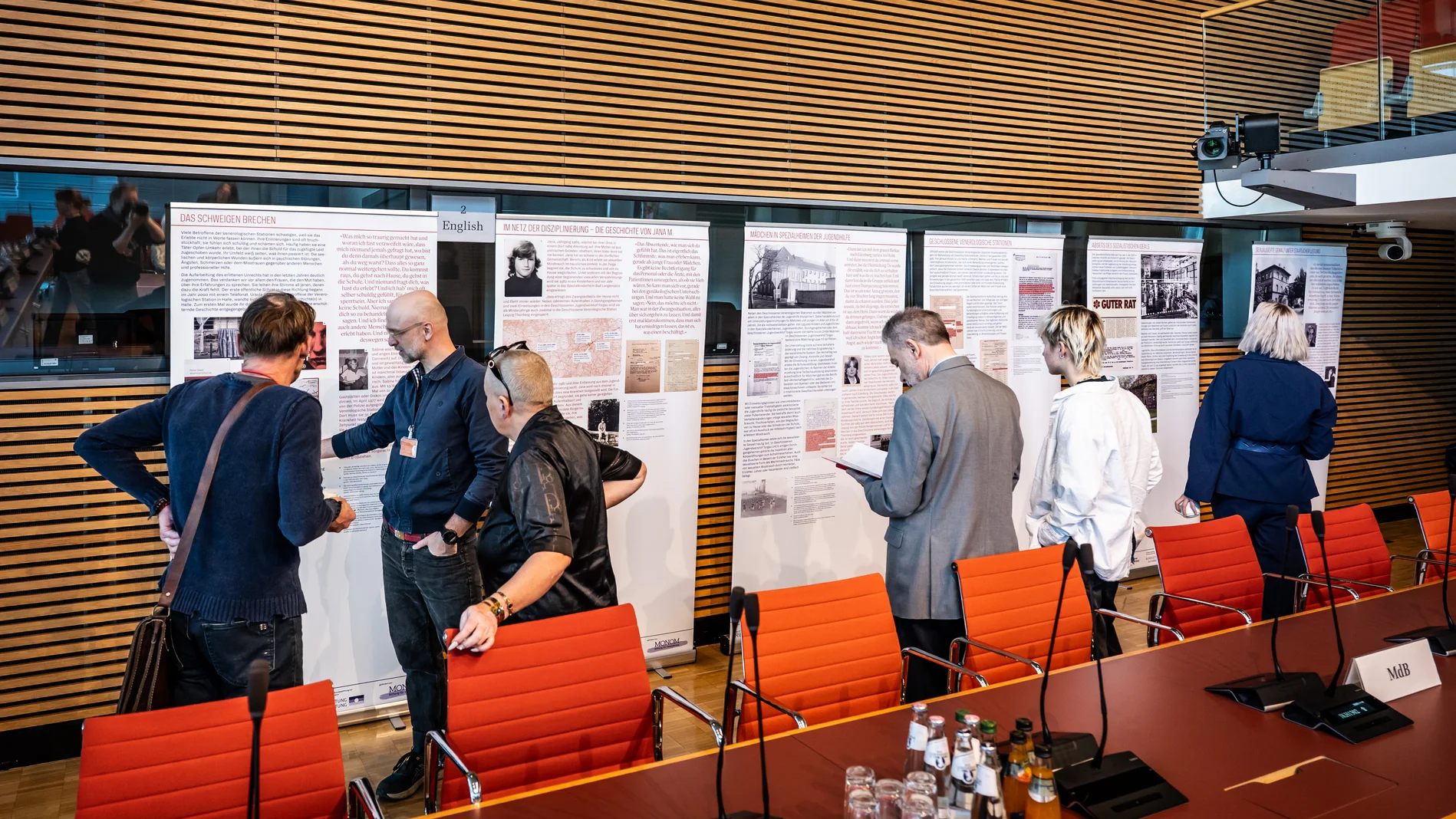 Besucher bei der Wanderausstellung „Einweisungsgrund: Herumtreiberei"