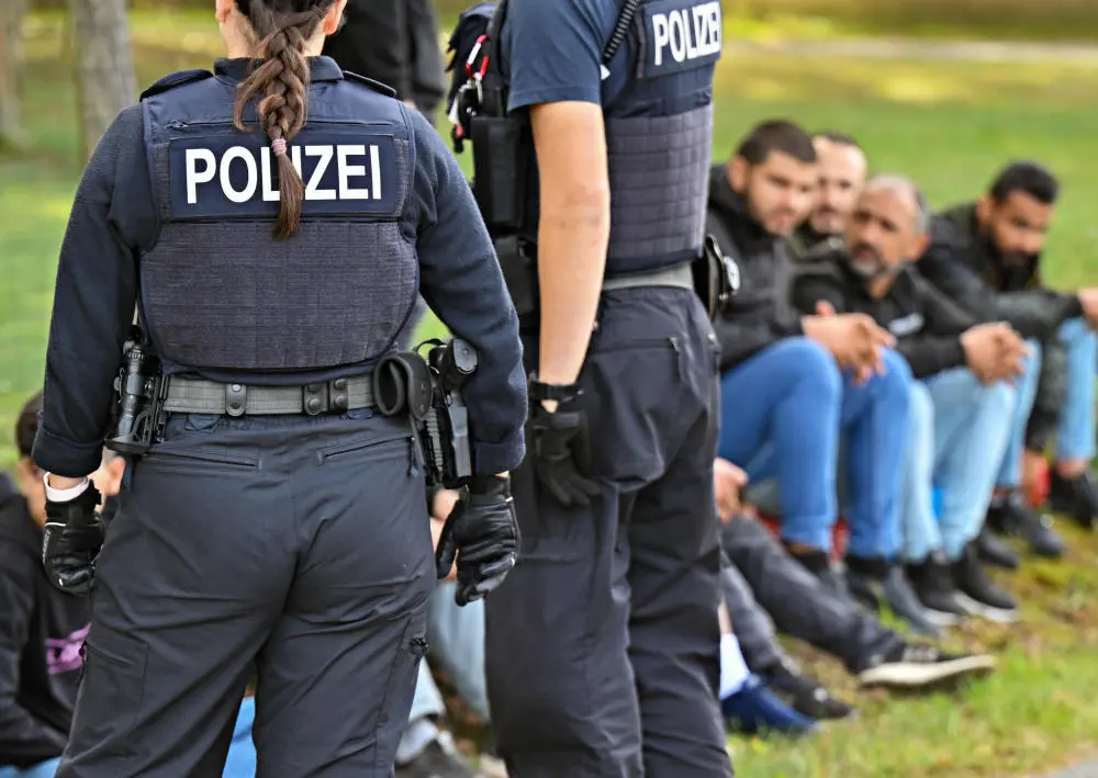 Bundespolizisten bewachen in Oktober 2023 unerlaubt eingereiste Migranten nahe der Grenze zu Polen. 
