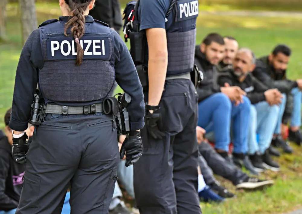 Bundespolizisten bewachen in Oktober 2023 unerlaubt eingereiste Migranten nahe der Grenze zu Polen. Für ihre Aufgaben kann die Bundespolizei in diesem Jahr mehr Geld ausgeben als im vergangenen Jahr. Bundespolizisten bewachen in Oktober 2023 unerlaubt eingereiste Migranten nahe der Grenze zu Polen.