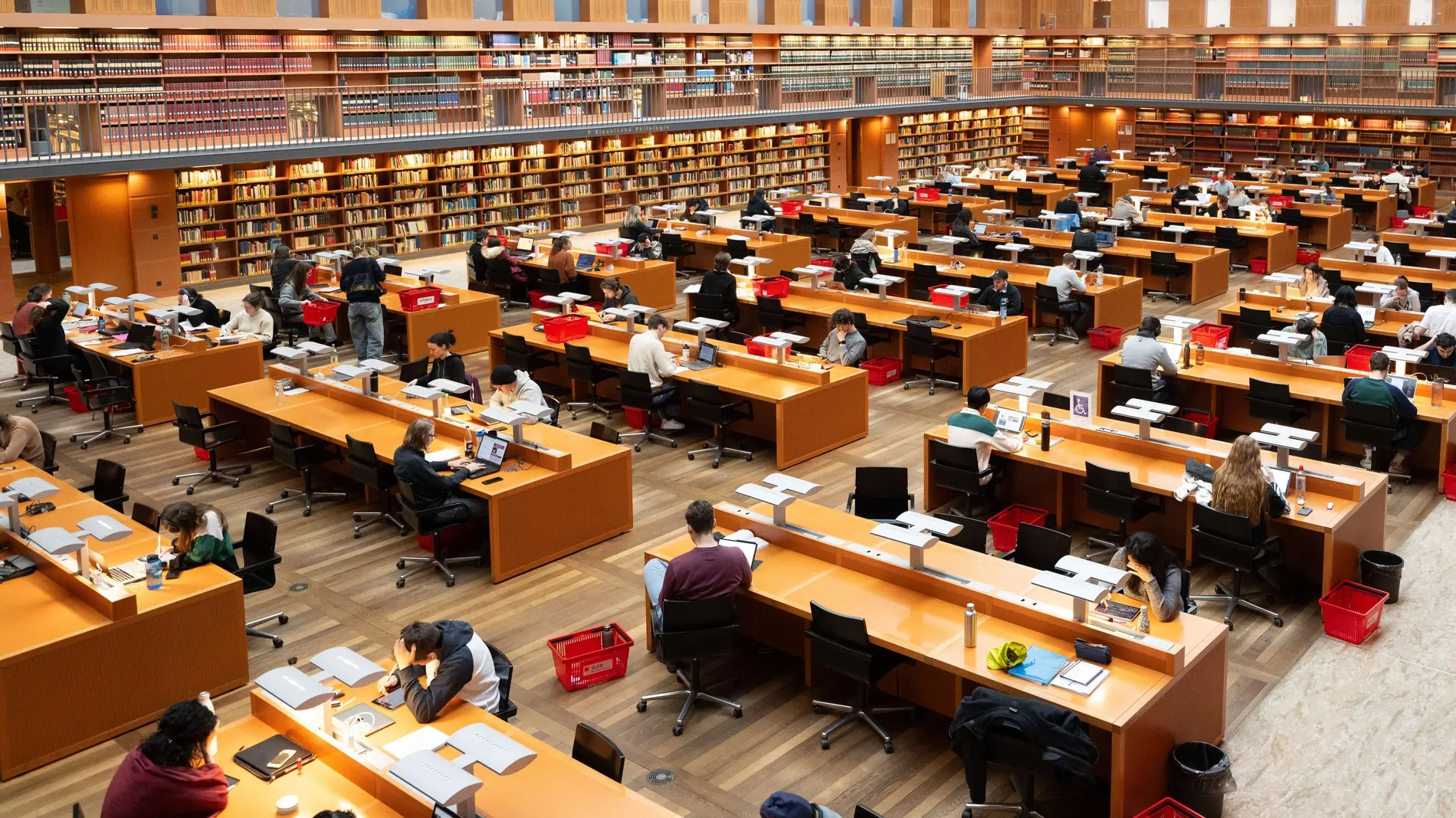BaAföG-Erhöhung Viele Studenten sitzen im Lesesaal