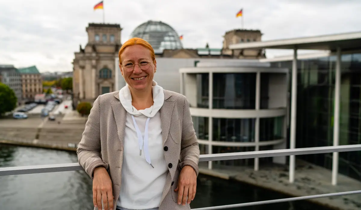 Dagmar Schmidt lehnt an einer Brücke