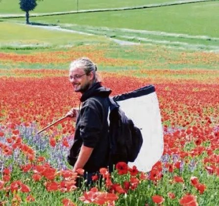 Fionn Pape in einem Mohnblumenfeld