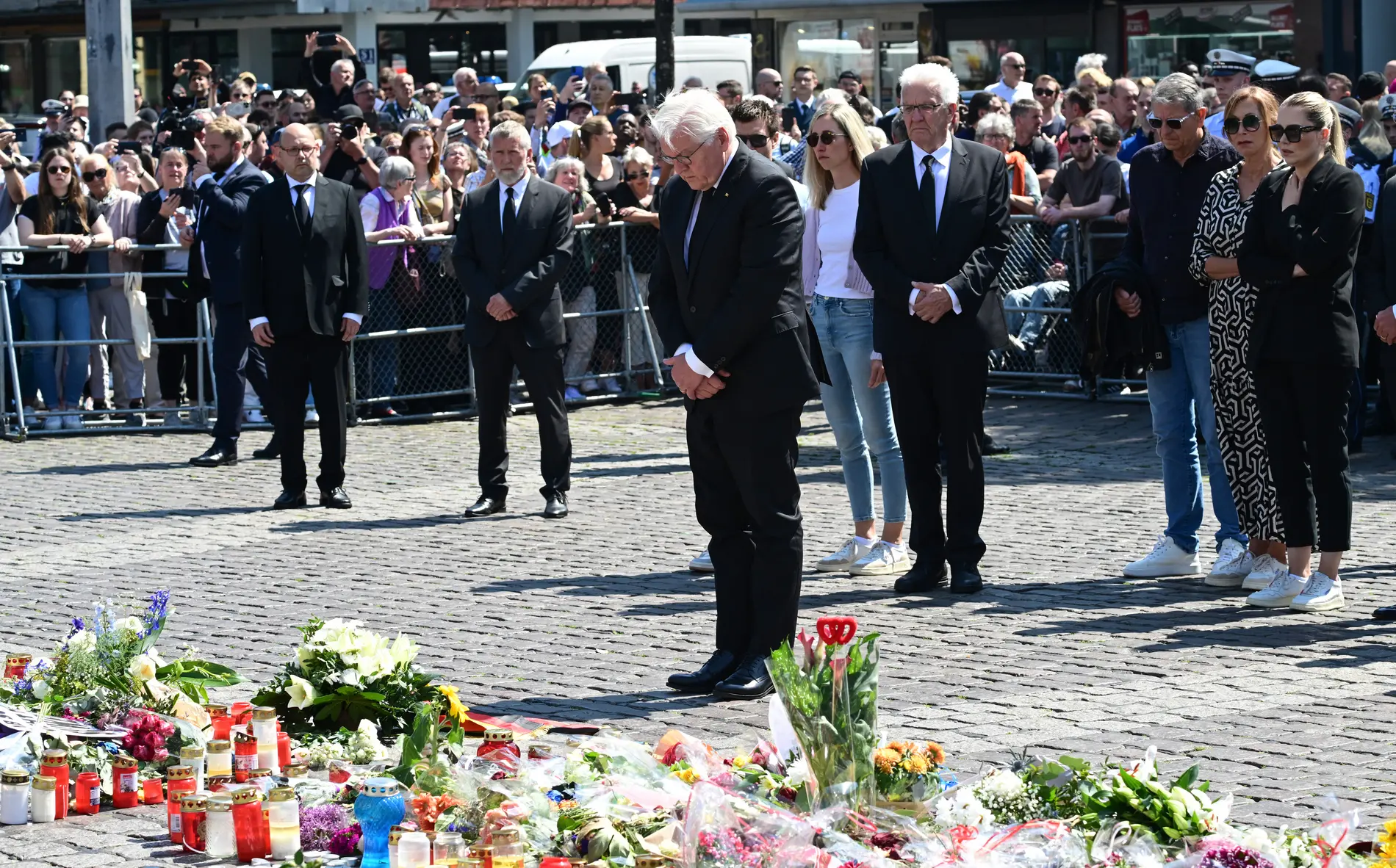 Frank-Walter Steinmeier legt auf dem Mannheimer Marktplatz Trauerkranz nieder Frank-Walter Steinmeier legt auf dem Mannheimer Marktplatz Trauerkranz nieder