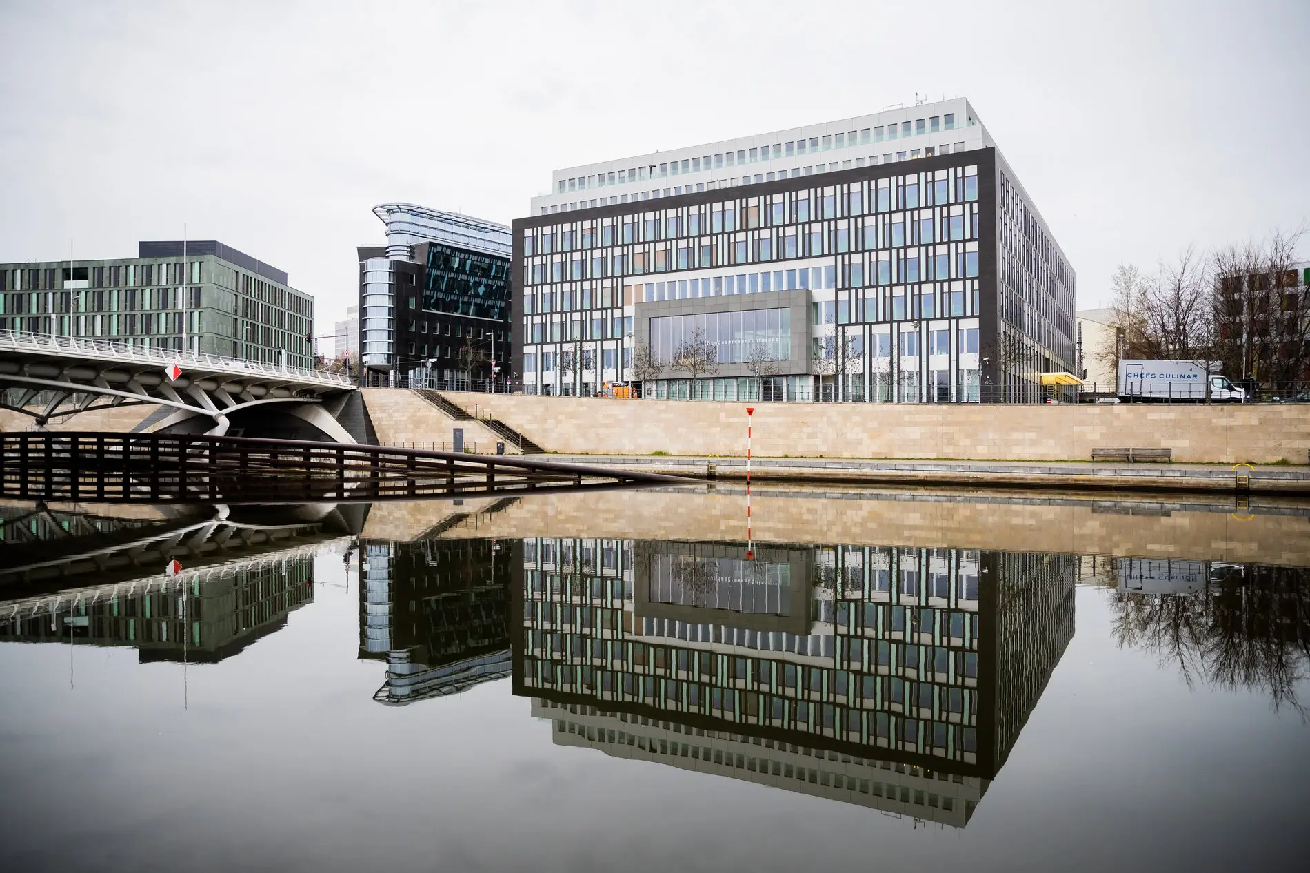 Das Haus der  Bundespressekonferenz spiegelt sich in der Spree. 