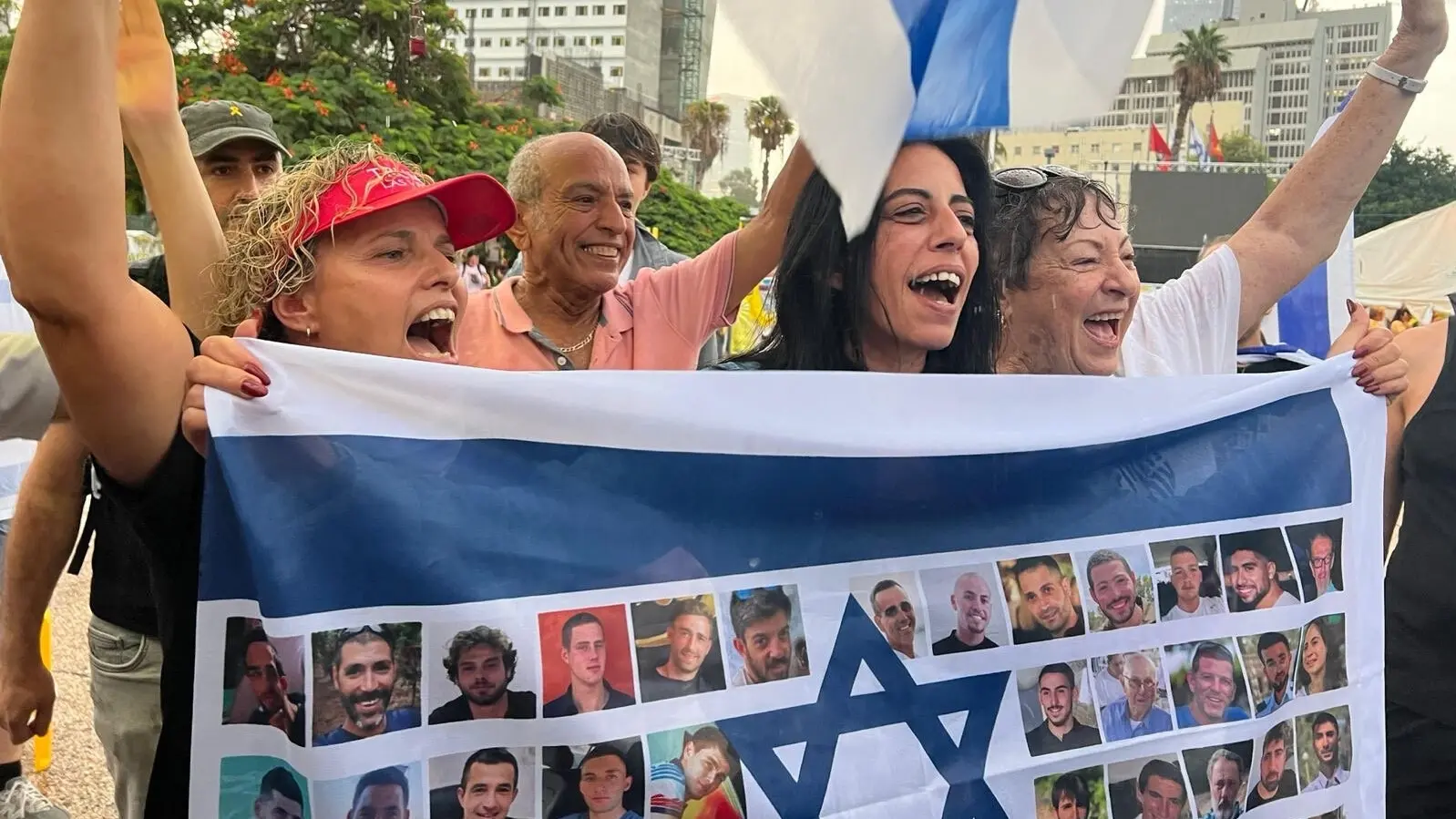 Geisel-Angehörige mit der Fahne Israels