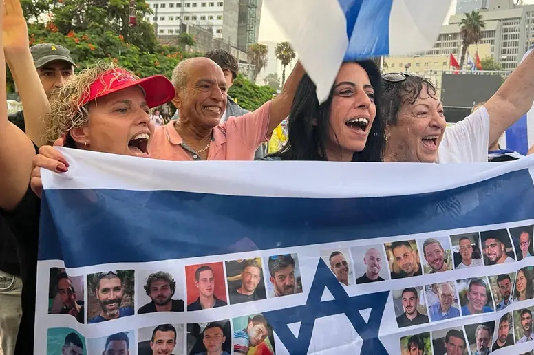 Geisel-Angehörige mit der Fahne Israels