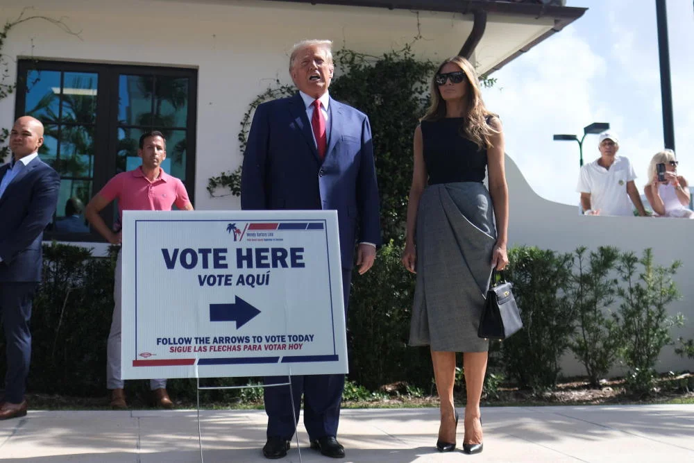 Donald und Melania Trump vor einem Wahllokal in Florida