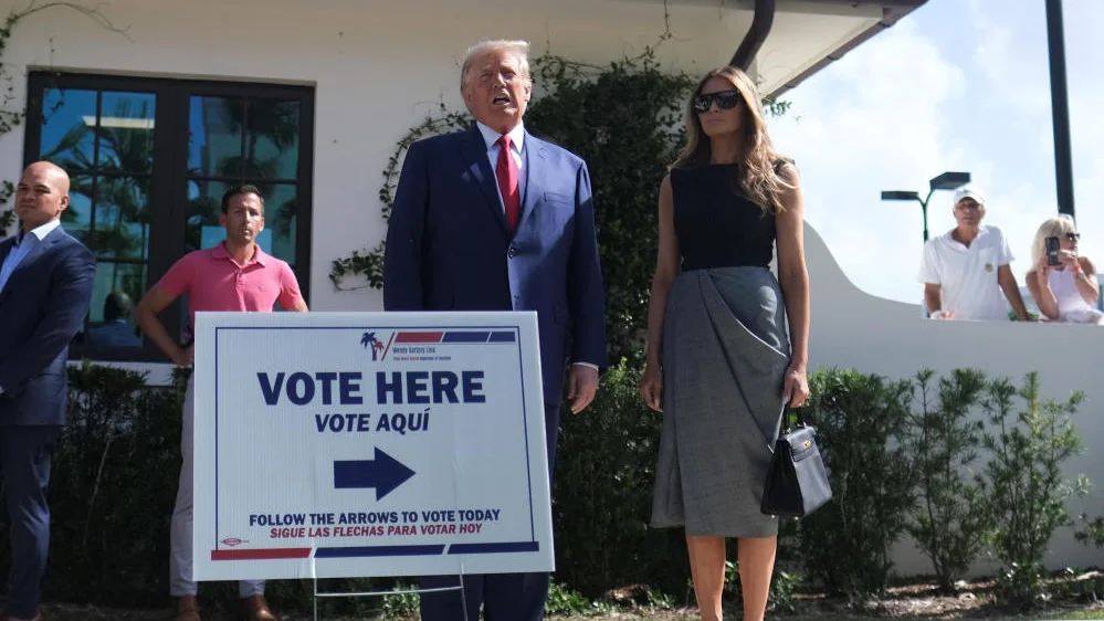 Donald und Melania Trump vor einem Wahllokal in Florida