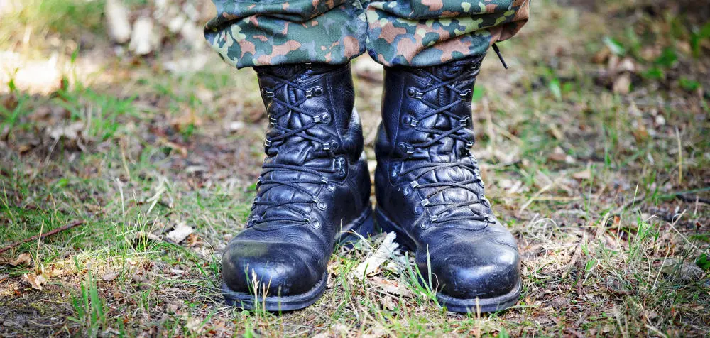 Sondervermögen für die Bundeswehr Schwarze Lederstiefel von der Bundeswehr
