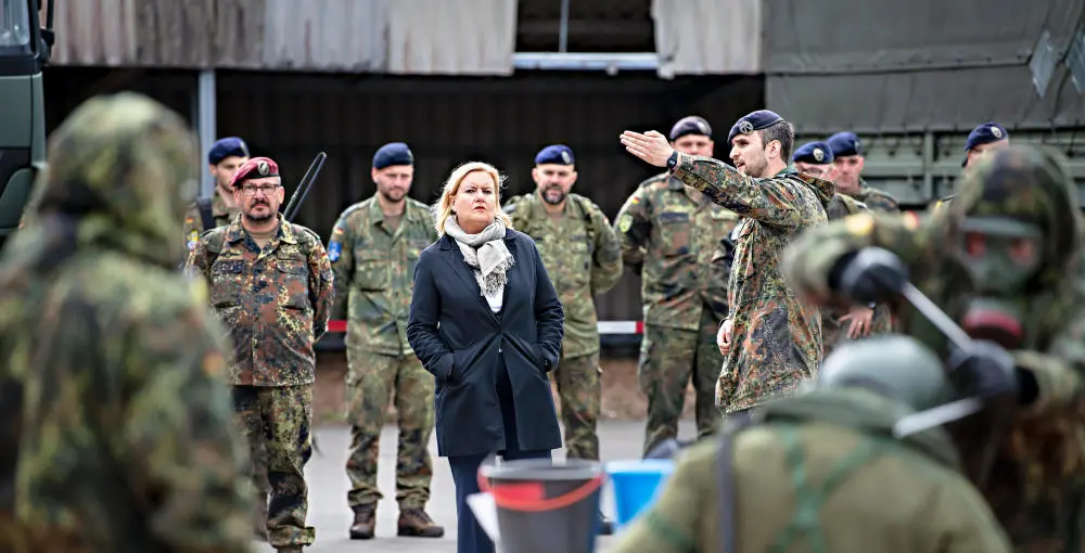 Eva Högl Eva Högl während eines Truppenbesuchs