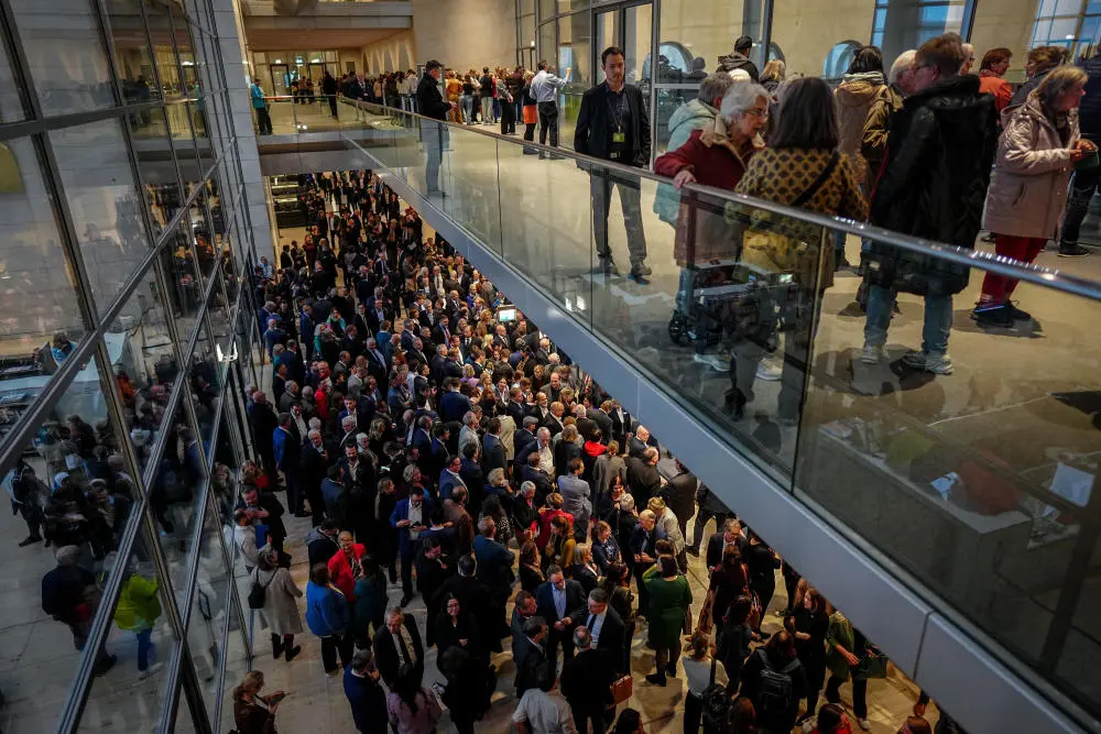 Hammelsprung im Bundestag Abgeordnete stehen für einen Hammelsprung vor dem Plenum