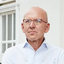 Porträt von Heinz Bude mit Brille und weißem Hemd